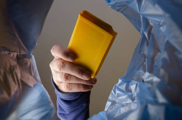 el, sarı video oyunu kartuşunu çöpe atar. - gamer video game 1980s style television stok fotoğraflar ve resimler