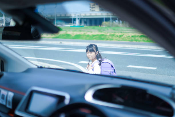 una niña en un accidente automovilístico - driving car distracted accident fotografías e imágenes de stock
