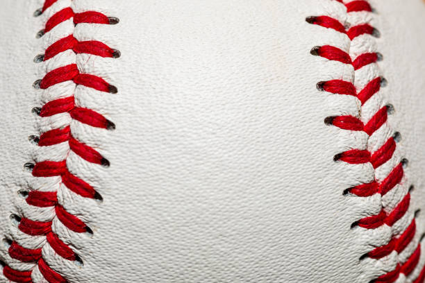 uma macro de uma bola de beisebol com costura vermelha e espaço para cópia na bola - baseball home run team ball - fotografias e filmes do acervo
