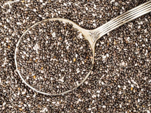 вид серебра столовая ложка в семенах чиа - tablespoon chia healthy eating seed стоковые фото и изображения