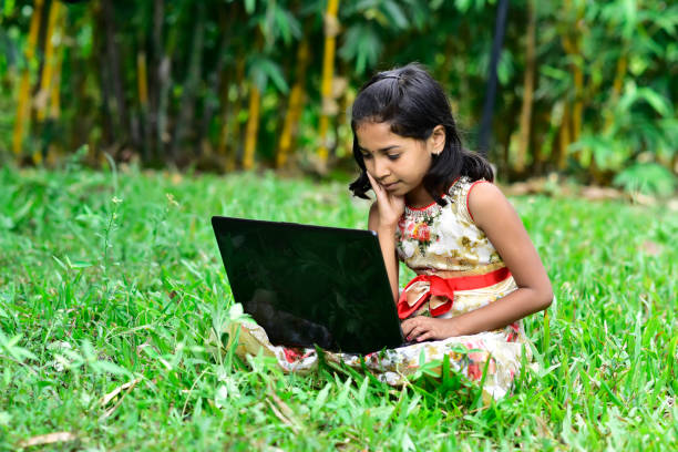 indian rural area dziewczyna siedząca z laptopem zmienia wyrażenia smiley face original - technology typing male beauty asian and indian ethnicities zdjęcia i obrazy z banku zdjęć