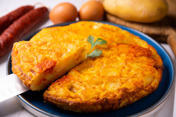 traditionelles spanisches omelett mit chorizo, kartoffeln und zwiebeln gekocht. traditionelle tapas der spanischen gastronomie. - spanisches omelett stock-fotos und bilder