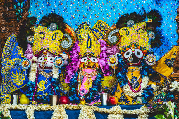 schön dekoriertes idol des hinduistischen gottes bei der krishna janmashtami festfeier. - international society for krishna consciousness stock-fotos und bilder