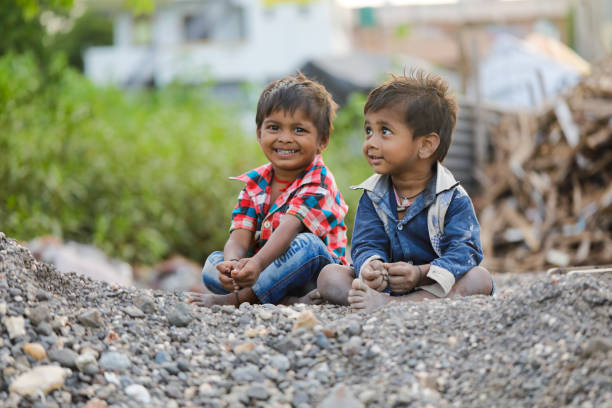 집에서 노는 인도 가난한 아이 - indian child 뉴스 사진 이미지