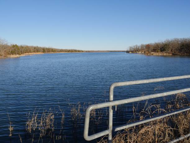 barandillas de acero en el lago murray en el lake murray state park, oklahoma. - lake murray fotografías e imágenes de stock