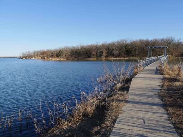 pasarela de hormigón a un puente a través del lago murray, oklahoma. - lake murray fotografías e imágenes de stock