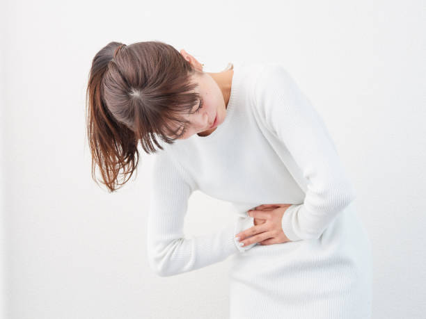 腹痛を持つアジアの女性 - women stomachache abdomen stomach ストックフォトと画像
