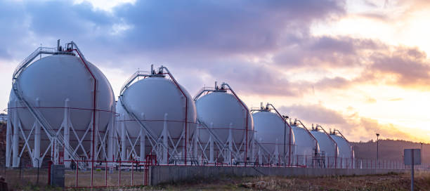 réservoirs de stockage de gaz au coucher du soleil. - gaz naturel liquéfié photos et images de collection