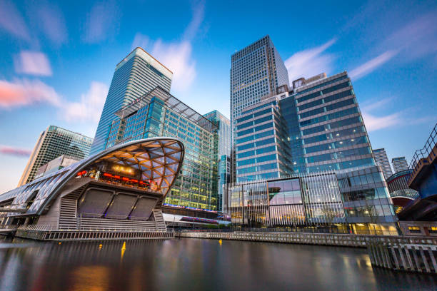 paysage urbain moderne de londres avec l’architecture futuriste dans le quartier financier - london england financial district england long exposure photos et images de collection