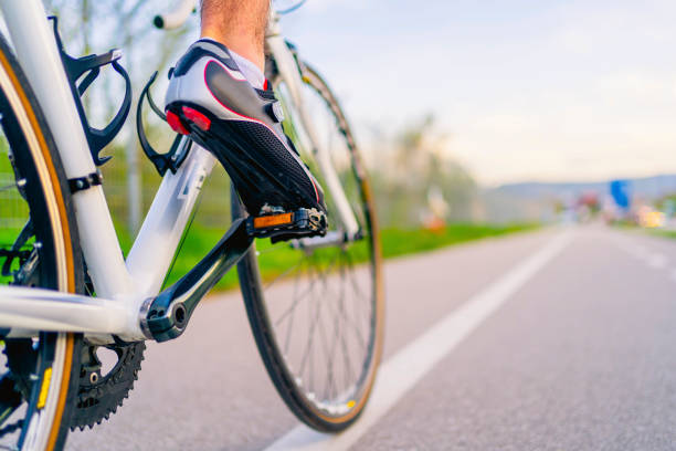 велосипедист ногой на велосипеде педаль - bicycle cycling bicycle pedal part of стоковые фото и изображения
