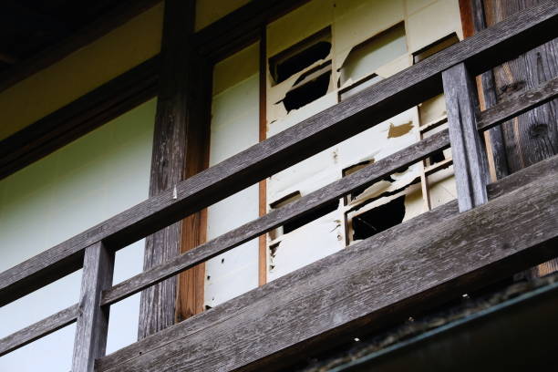 Old and damaged Japanese old houses Old and damaged Japanese old houses abandoned place stock pictures, royalty-free photos & images
