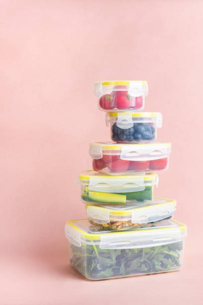 recipientes plásticos reutilizáveis com legumes e frutos - container stack - fotografias e filmes do acervo