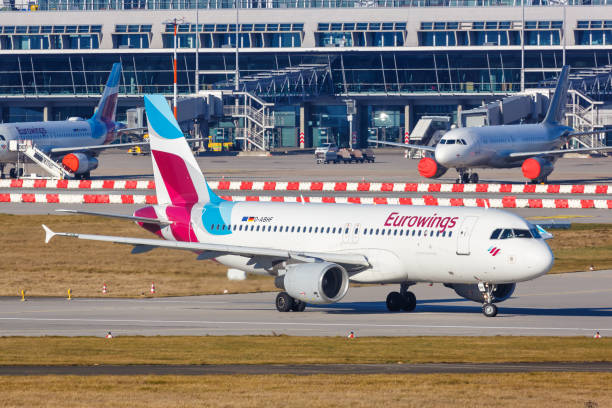 eurowings airbus a320 avión stuttgart aeropuerto en alemania - 12018 fotografías e imágenes de stock