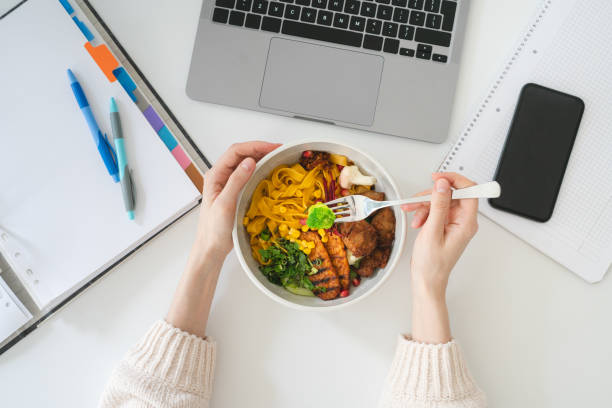 istock Woman eating lunch at the desk 1316795210