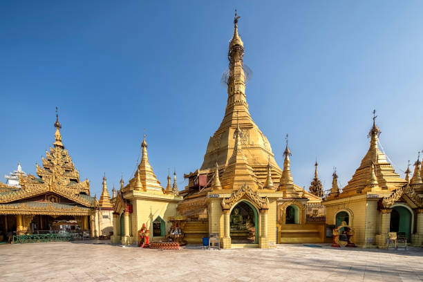 Architecture in Yangon Sule Pagoda in Yangon sule pagoda stock pictures, royalty-free photos & images