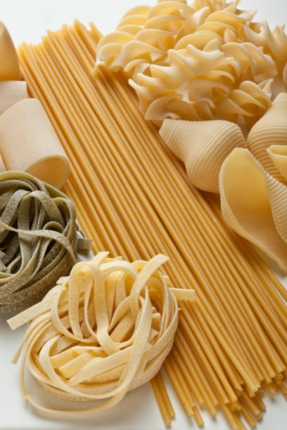 ��파스타 배경, 오리지널 이탈리아 버라이어티 – 스파게티, 콘치글리오니, 파체리, 타글리오리니, 타글리아텔, 푸실리 – 상세한 클로즈업 매크로 - wheat pasta flour italy 뉴스 사진 이미지