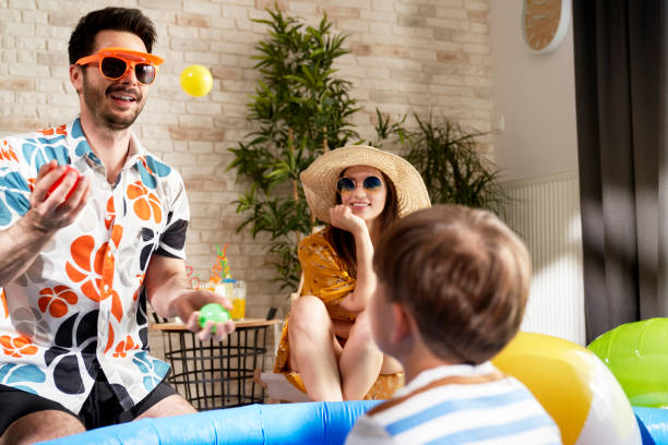 padre genial animando a su hijo durante las vacaciones en casa - animating fotografías e imágenes de stock