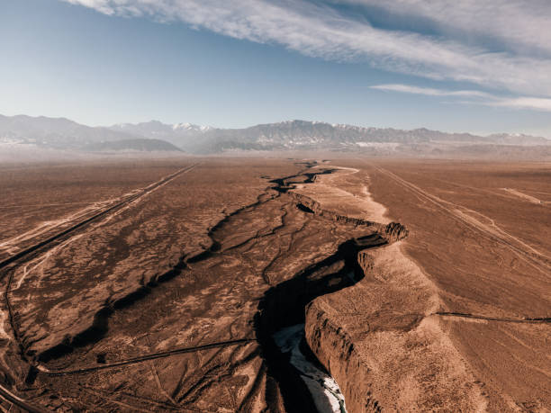 vista aérea del valle del río y el ferrocarril - gobi desert fotografías e imágenes de stock
