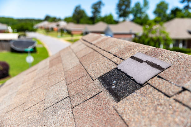 嵐の後の屋根の損傷。 - roof tile ストックフォトと画像