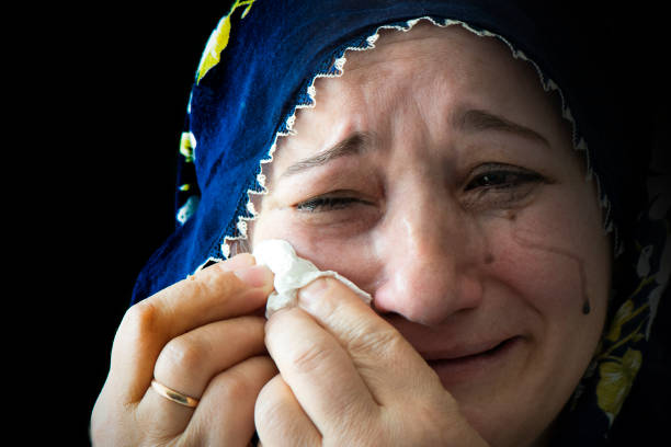 het midden oude turkse huilen van de vrouw - ogen dicht closeup vrouw 50 jaar stockfoto's en -beelden