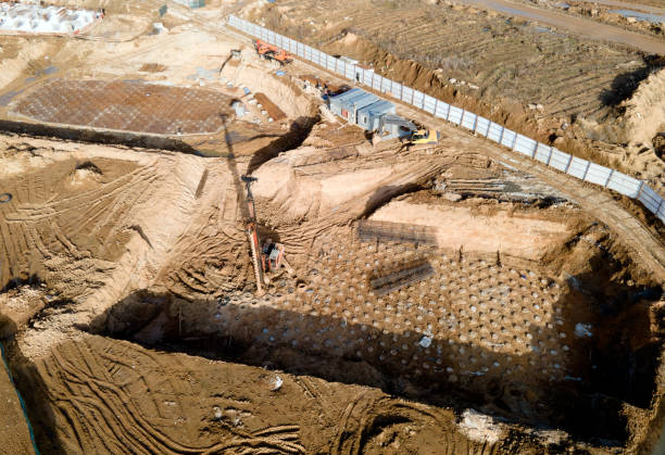 instalação de vergalhões de laje do primeiro andar. motorista de pilha no canteiro de obras. pilha empurrada para o chão vibrando martelo hidráulico. - mining drill geotechnical borehole - fotografias e filmes do acervo