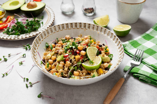 gesunder quinoa schwarzer bohnensalat mit mango und avocado - quinoa stock-fotos und bilder