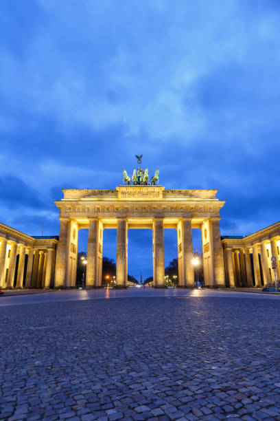 berlin brandenburger tor brandenburg gate in germany at night blue hour portrait format copyspace copy space - berlin germany brandenburg gate night germany imagens e fotografias de stock