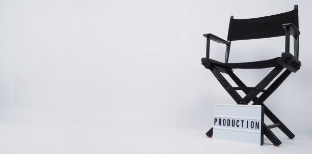 chaise noire de réalisateur et boîte de lumière avec le mot. il est employé dans la production vidéo, l’industrie de film et de cinéma sur le fond blanc. - lightbox movie camera film photography photos et images de collection