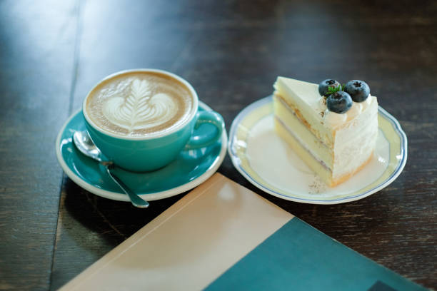 cappuccino e torta al formaggio ai mirtilli. - 11091 foto e immagini stock