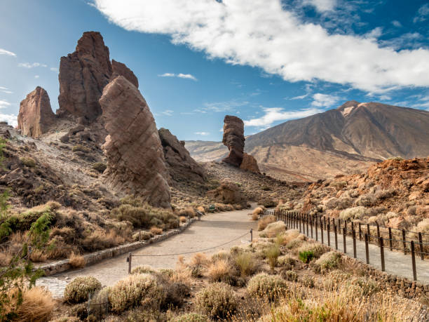 schöne aussicht auf den vulkan teide und wüste vom bergwanderweg, kanarische inseln - pico de teide stock-fotos und bilder