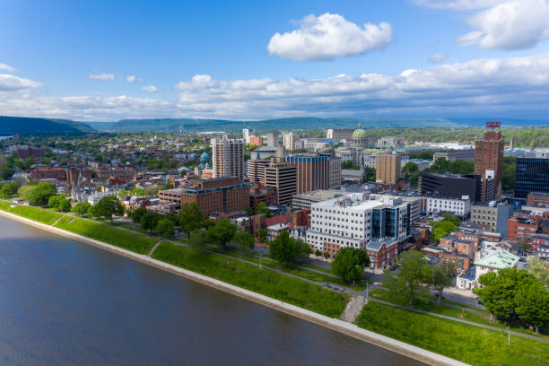 vista aérea del centro de harrisburg, pensilvania - pensilvania fotografías e imágenes de stock