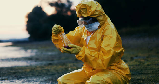 a la tarea - chemical worker fotografías e imágenes de stock