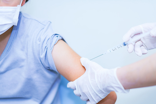 inyección de vacuna contra el virus corona para niños photo