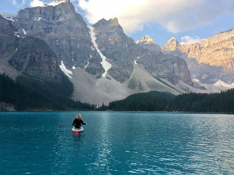 istock Paddleboard en Moraine Lake en Lake Louise, Alberta. 1316900166