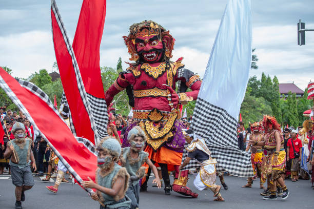 ogoh-ogoh statue and balinese people participate in a street ceremony in island bali, indonesia - ogoh imagens e fotografias de stock