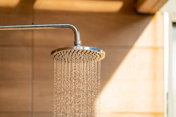 cabezal de ducha al aire libre para el baño y duchar agua fría al cuerpo antes de saltar en la piscina del complejo. - bathroom contemporary sink faucet fotografías e imágenes de stock