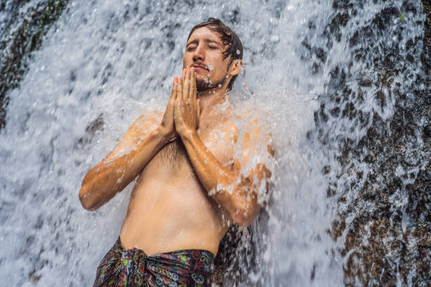 junger mann tourist in heiligen quellen sebatu in bali - 2997 stock-fotos und bilder