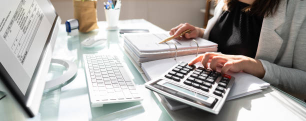 professionele accountantvrouw in bureau - financieel adviseur stockfoto's en -beelden