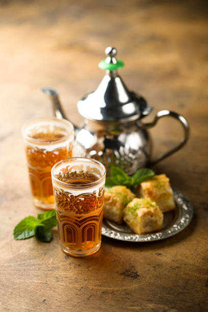 chá de menta marroquino - mint tea - fotografias e filmes do acervo