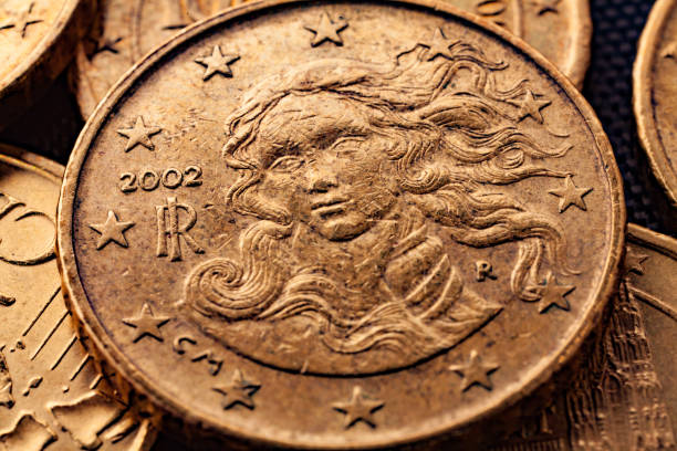 серия макроснимок монет евро. обратный 50 центов. год изготовления 2002. страна италия - year 2002 стоковые фото и изображения