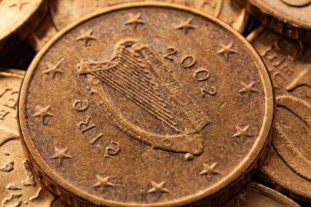 seria makroskładków monet euro. rewers 50 centów. rok produkcji 2002. kraj irlandia - year 2002 zdjęcia i obrazy z banku zdjęć