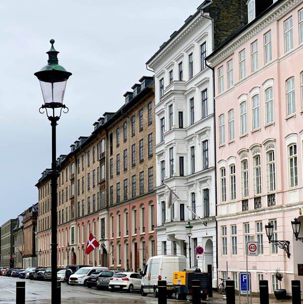 덴마크 코펜하겐의 역사적인 아말리에가데(amaliegade)의 도시 경관. - denmark street street light design 뉴스 사진 이미지