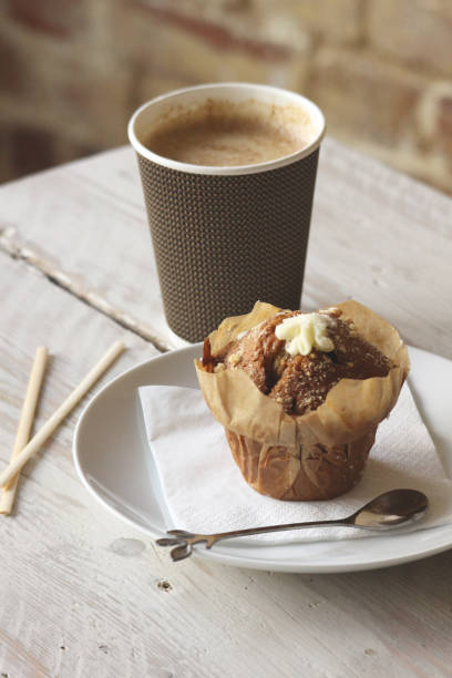 caffè & muffin - coffee muffin take out food disposable cup foto e immagini stock