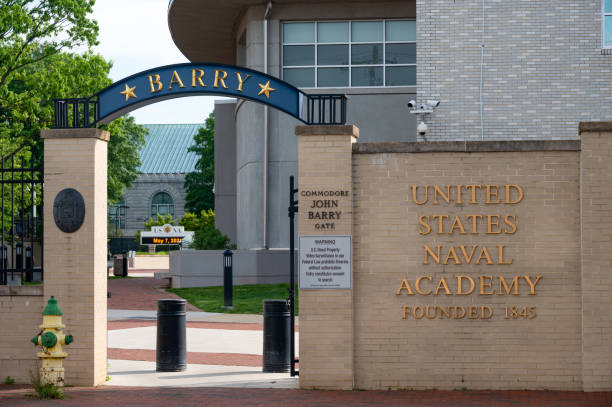 коммодор джон барри гейт в военно-морской академии соединенных штатов - us naval academy стоковые фото и изображения