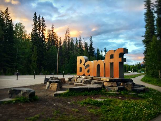 banff town sign, banff, alberta, canada. - banff photos et images de collection