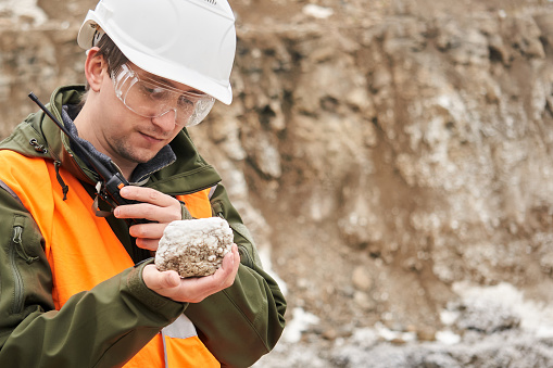 geólogo examina una muestra mineral photo