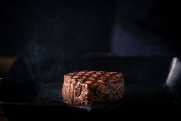 フライパンでビーフテンダーロインを焼くプロセス、フィレミニョンステーキミディアムレア - meat roast beef tenderloin beef ストックフォトと画像