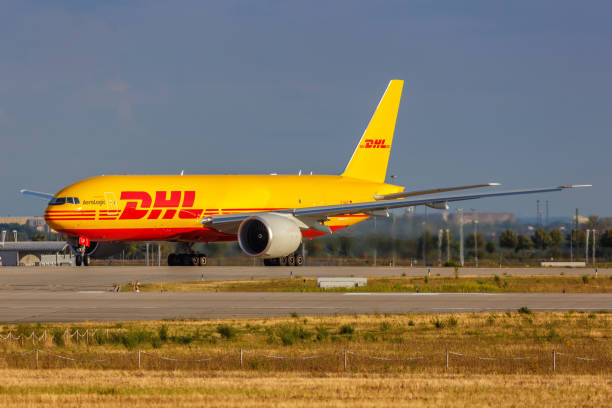 dhl boeing 777f airplane leipzig halle airport in germany - dhl airplane freight transportation boeing imagens e fotografias de stock