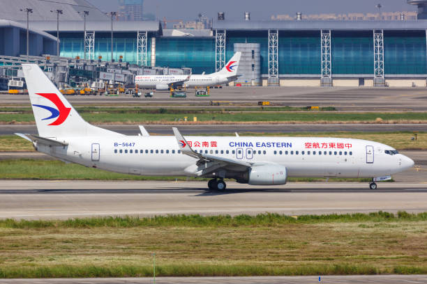 china eastern airlines boeing 737-800 avion guangzhou airport en chine - china eastern airlines photos et images de collection