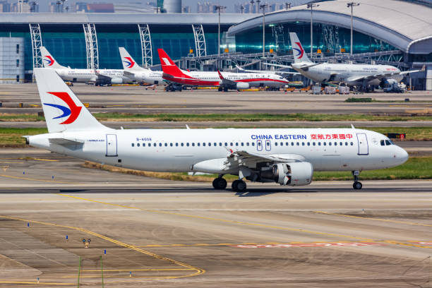 china eastern airlines airbus a320 avion guangzhou airport en chine - china eastern airlines photos et images de collection